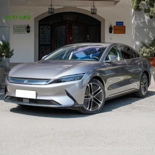 Berline familiari fatte in tempo, ibrido elettrico a benzina, ecologicamente rispettoso e conveniente